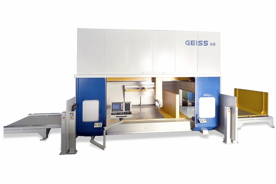 Auf dem Bild ist eine industrielle Maschine zu sehen, die wahrscheinlich für Bearbeitungs- oder Fertigungsprozesse in der Produktion verwendet wird.