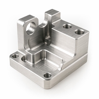 Auf dem Bild ist ein präzise gefertigtes Metallteil zu sehen, das wahrscheinlich für industrielle Anwendungen oder Maschinenbau verwendet wird.