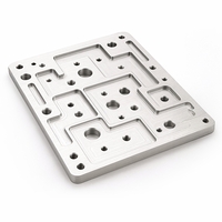 Auf dem Bild ist eine metallene Plattenstruktur mit mehreren Konturen und Bohrungen zu sehen, die wahrscheinlich für technische oder mechanische Anwendungen entworfen wurde.