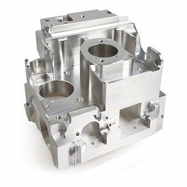 Das Bild zeigt ein präzise gefertigtes Aluminium-Gehäuse mit mehreren Aussparungen und Löchern.