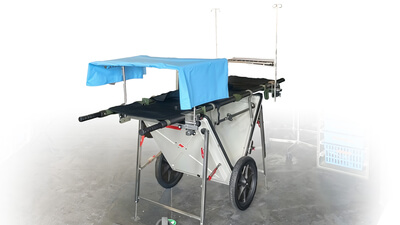 Das Bild zeigt die mobile Medi-Help OP-Liege in einem Zeltraum.