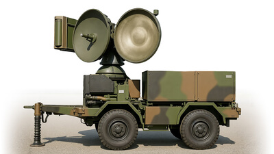 Auf dem Bild ist ein militärisches Radar- oder Kommunikationssystem auf einem Anhänger zu sehen.