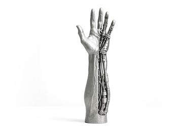 Auf dem Bild ist eine Kombination aus einer menschlichen Hand und einer mechanischen Struktur zu sehen, die eine futuristische Prothese darstellt.
