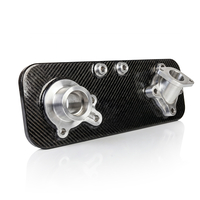 Auf dem Bild ist eine technische Komponente aus Karbon und Metall zu sehen, die wahrscheinlich Teil eines Motors oder eines ähnlichen Systems ist.