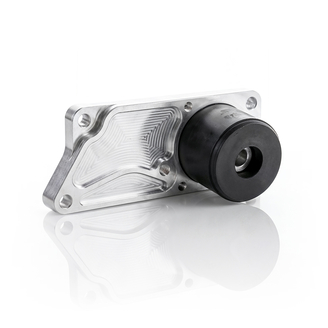 Auf dem Bild ist ein mechanisches Bauteil zu sehen, das aus Aluminium und Gummi besteht, wahrscheinlich ein Teil eines Motors oder einer Maschine.