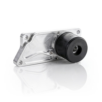 Auf dem Bild ist ein mechanisches Bauteil zu sehen, das aus Aluminium und Gummi besteht, wahrscheinlich ein Teil eines Motors oder einer Maschine.