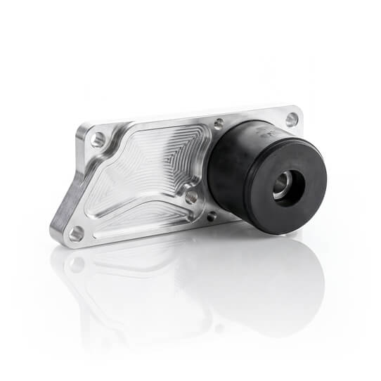 Auf dem Bild ist ein mechanisches Bauteil zu sehen, das aus Aluminium und Gummi besteht, wahrscheinlich ein Teil eines Motors oder einer Maschine.