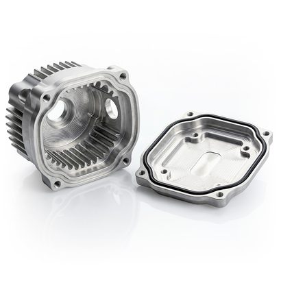 Auf dem Bild sind zwei Metallteile zu sehen, die vermutlich Teile eines Motors sind, darunter ein Gehäuse mit Kühlrippen und eine Abdeckung.