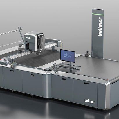 Auf dem Bild ist eine moderne Schneidmaschine von Bullmer zu sehen, die für industrielle Anwendungen konzipiert ist.